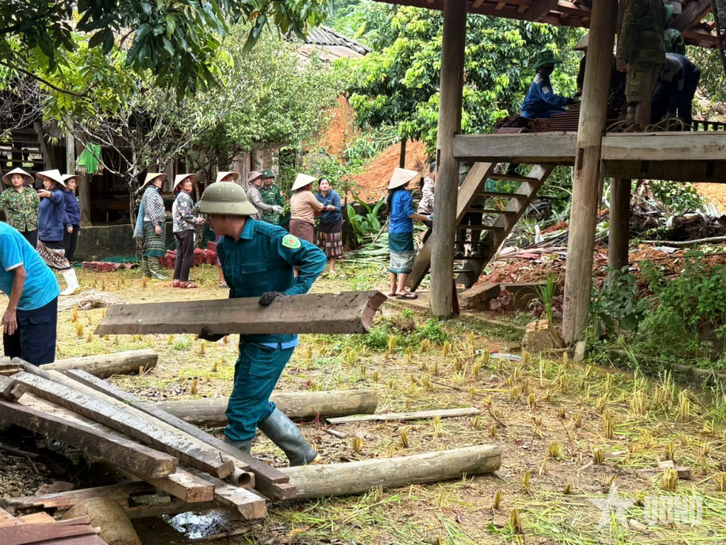 Nghệ An: Bộ đội giúp dân sửa chữa nhà cửa, vệ sinh trường lớp sau bão